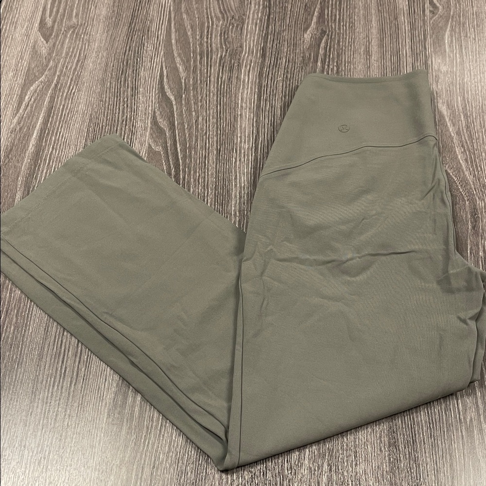 Lululemon smooth fit cropped pant size 6
